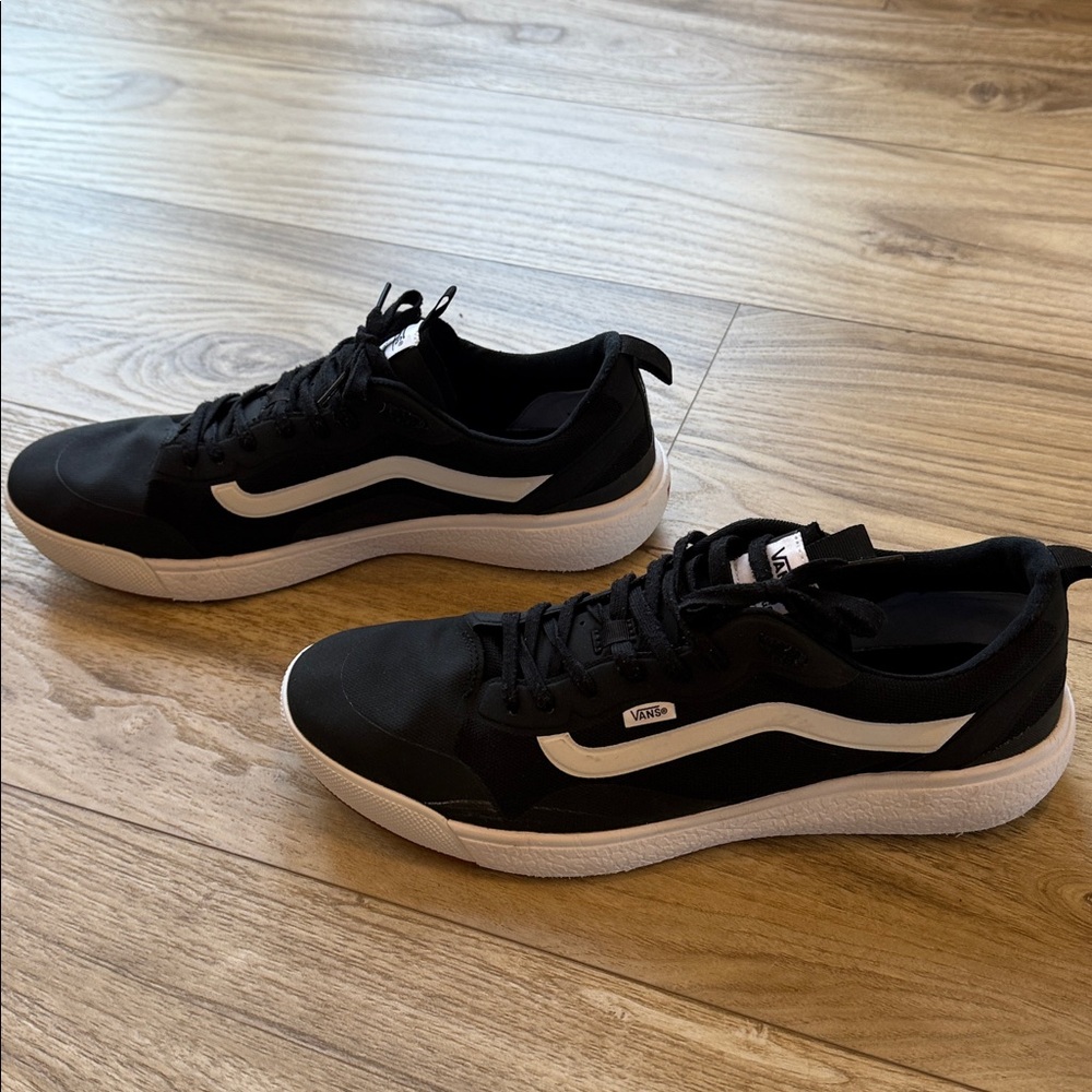 Vans UltraRange Men's Black and White Sneakers size 15 - Picture 2 of 5